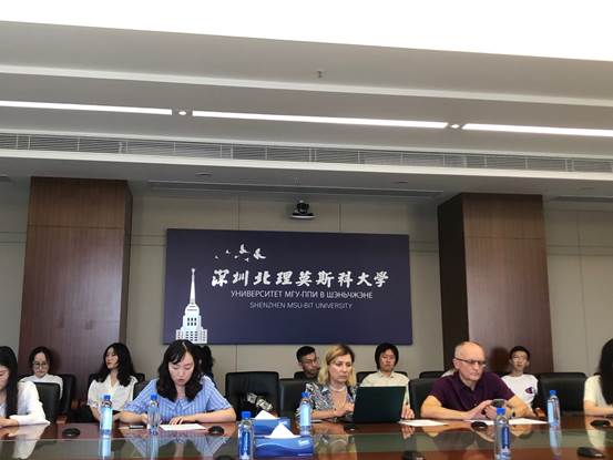 會議室里的人們描述已自動生成